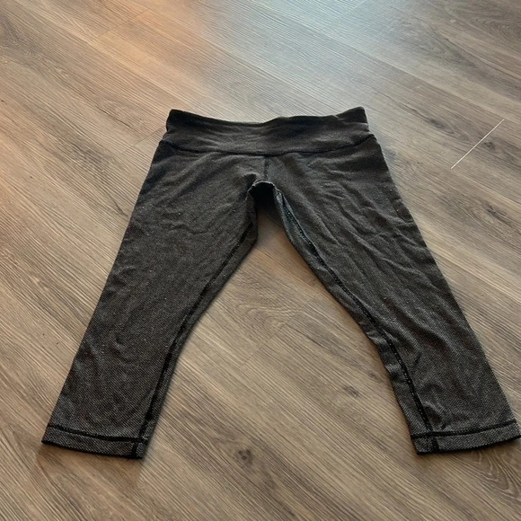Lululemon gray Capri  length leggings size 8 - Picture 3 of 9